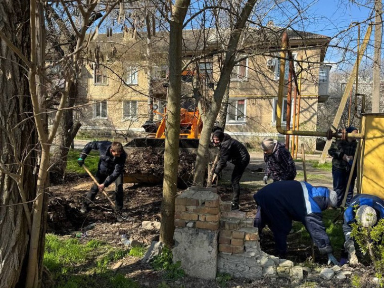 В городе Комсомольское продолжаются работы по ликвидации несанкционированных свалок. В городе Комсомольское продолжаются работы по ликвидации несанкционированных свалок.