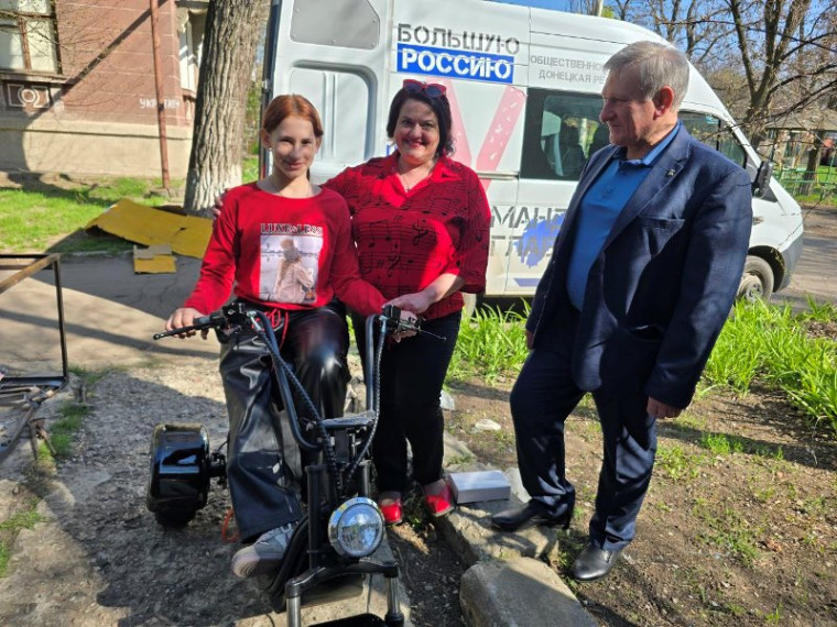 Глава муниципального образования Старобешевский муниципальный округ вручил подарок юной жительнице поселка Новый Свет от лица Сенатора Донецкой Народной Республики Александра Волошина. Глава муниципального образования Старобешевский муниципальный округ вручил подарок юной жительнице поселка Новый Свет от лица Сенатора Донецкой Народной Республики Александра Волошина.