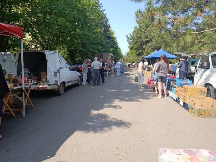 В поселке Старобешево прошла выездная торговая ярмарка. В поселке Старобешево прошла выездная торговая ярмарка.