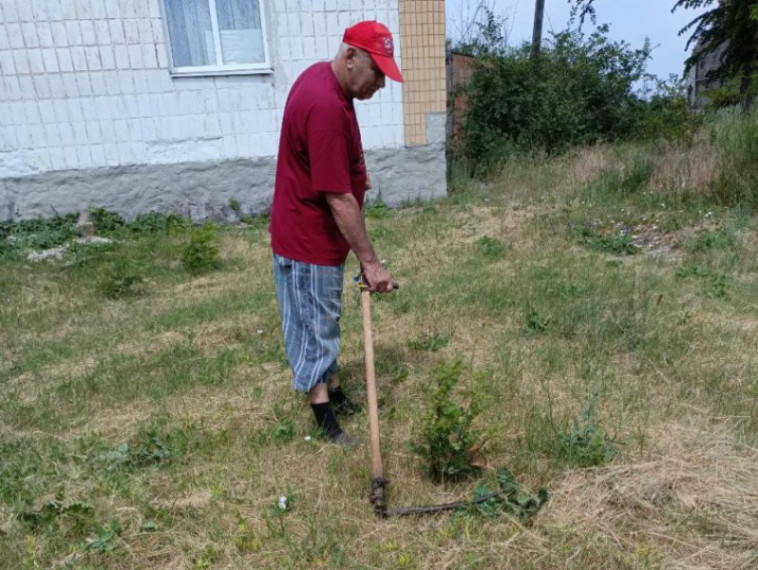 В населенных пунктах Старобешевского муниципального округа ведутся работы по покосу травы в общественных местах и местах отдыха. В населенных пунктах Старобешевского муниципального округа ведутся работы по покосу травы в общественных местах и местах отдыха.