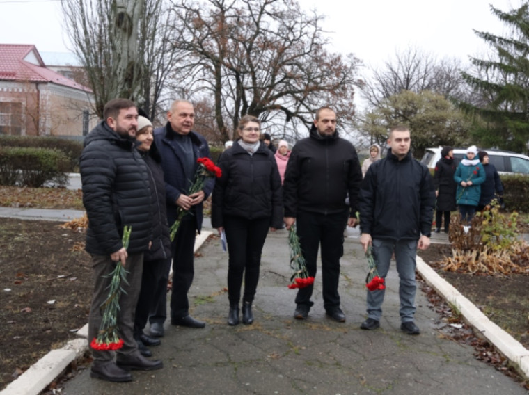 В поселке Старобешево прошло возложение цветов к Мемориалу погибшим воинам ко Дню Героев Отечества. В поселке Старобешево прошло возложение цветов к Мемориалу погибшим воинам ко Дню Героев Отечества.