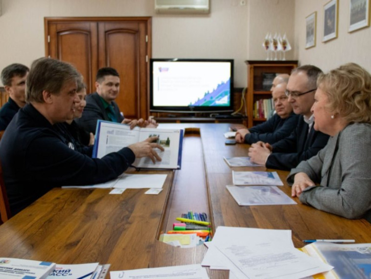 Делегация парламента Кемеровской области – Кузбасса обсудила с ректором ДонГУ совместные мероприятия и посетила Саур-Могилу. Делегация парламента Кемеровской области – Кузбасса обсудила с ректором ДонГУ совместные мероприятия и посетила Саур-Могилу.