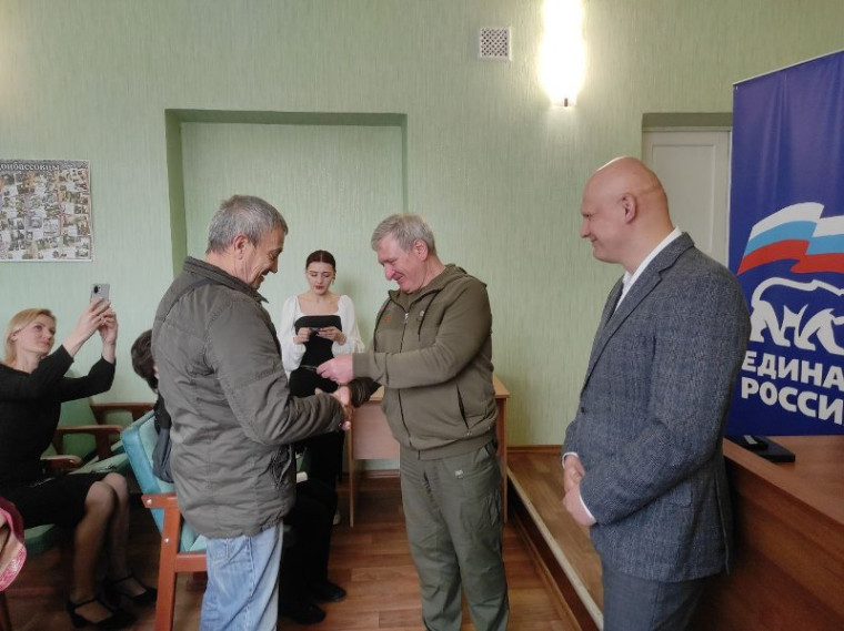 В городе Комсомольское состоялось торжественное вручение членских билетов новым членам Всероссийской политической партии «ЕДИНАЯ РОССИЯ». В городе Комсомольское состоялось торжественное вручение членских билетов новым членам Всероссийской политической партии «ЕДИНАЯ РОССИЯ».