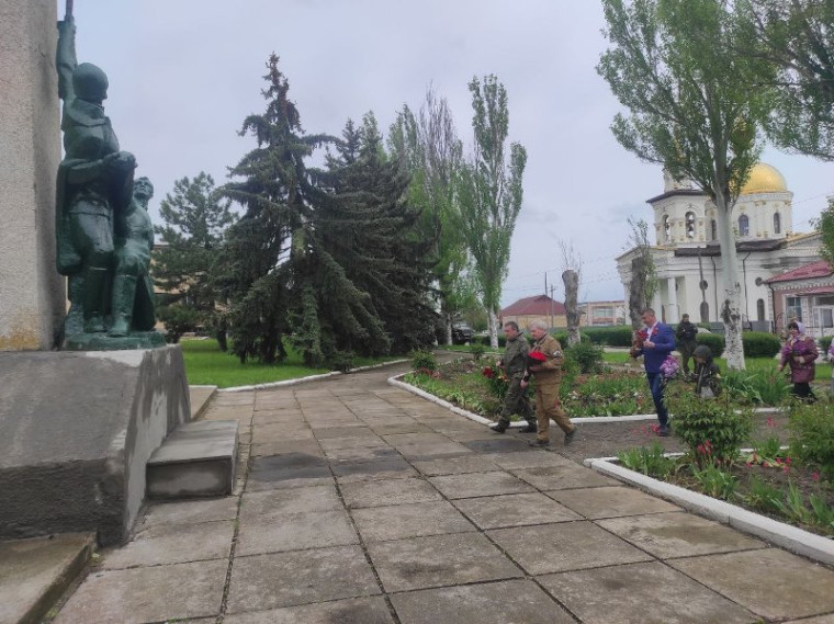 Глава администрации Старобешевского района возложил цветы к Мемориальному комплексу и Вечному огню в поселке Старобешево. Глава администрации Старобешевского района возложил цветы к Мемориальному комплексу и Вечному огню в поселке Старобешево.