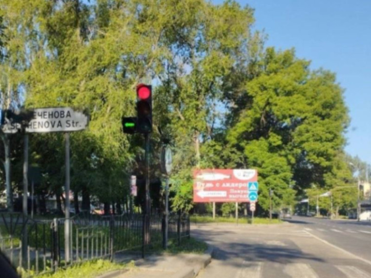 В Донецке на пересечении пр. Ильича и ул. Сеченова установлена дополнительная секция светофора. В Донецке на пересечении пр. Ильича и ул. Сеченова установлена дополнительная секция светофора.