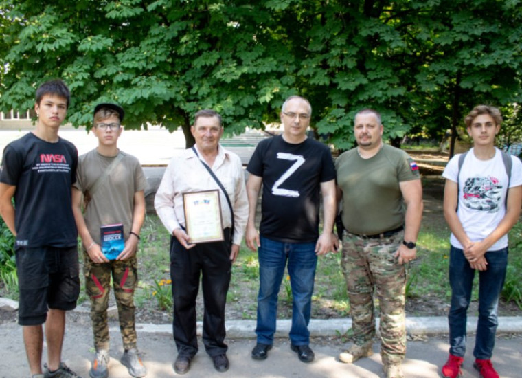 Народный Совет берёт шефство над школьным военно-патриотическим клубом. Народный Совет берёт шефство над школьным военно-патриотическим клубом.