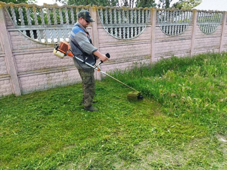 В населенных пунктов Старобешевского района продолжаются работы по покосу травы. В населенных пунктов Старобешевского района продолжаются работы по покосу травы.