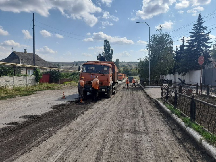 В Старобешевском районе продолжаются работы по ремонту автомобильных дорог. В Старобешевском районе продолжаются работы по ремонту автомобильных дорог.