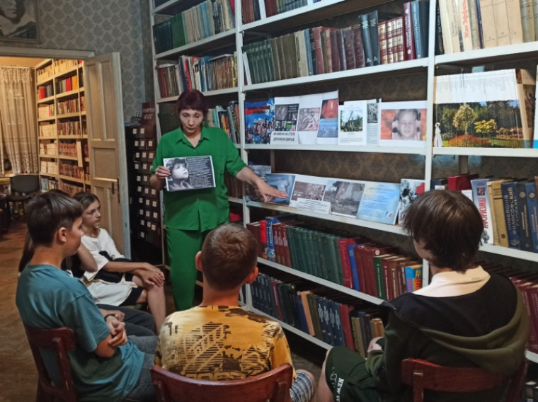 Выставка-исторический хронограф «Их имена на стеле для меня святые», ко Дню памяти детей-жертв войны в Донбассе. Выставка-исторический хронограф «Их имена на стеле для меня святые», ко Дню памяти детей-жертв войны в Донбассе.