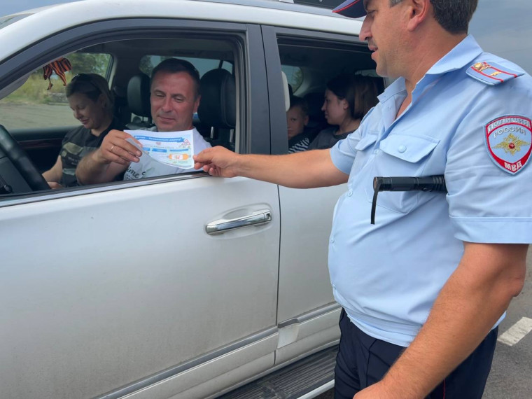 Сотрудники полиции призывают граждан обеспечить безопасность детей-пассажиров. Сотрудники полиции призывают граждан обеспечить безопасность детей-пассажиров.