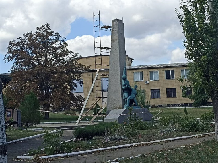 Ведутся работы по ремонту мемориальных комплексов, памятников и братских могил Великой Отечественной Войны. Ведутся работы по ремонту мемориальных комплексов, памятников и братских могил Великой Отечественной Войны.
