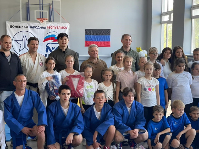 В школе Комсомольского ДНР открыли спортзал для занятий самбо. В школе Комсомольского ДНР открыли спортзал для занятий самбо.
