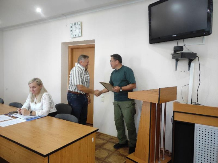 Заместитель Председателя Правительства Республики Бурятия наградил строителей Старобешевского района. Заместитель Председателя Правительства Республики Бурятия наградил строителей Старобешевского района.